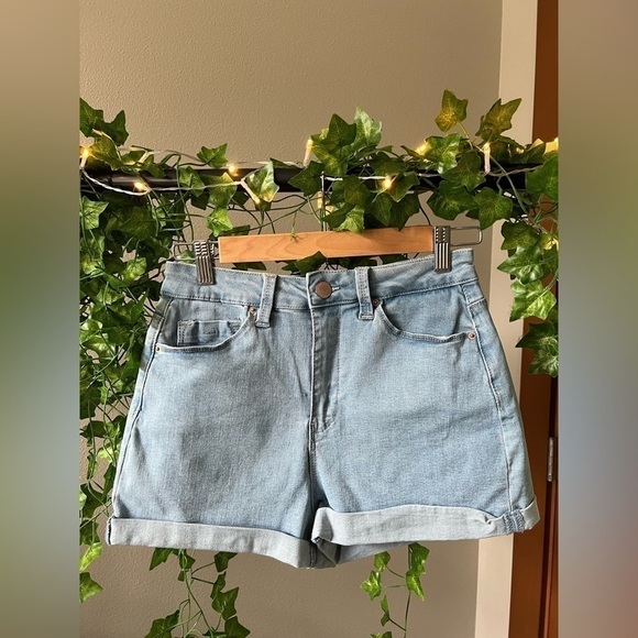 Light wash high rise size 7 shorts - Picture 1 of 4
